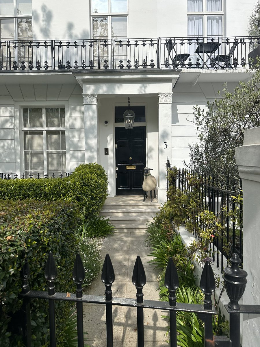 I do like this sheep on a doorstep in Knightsbridge. There seems to be a competition between the neighbours with different animals. Elephants, cheetah and lions but I think the sheep wins.