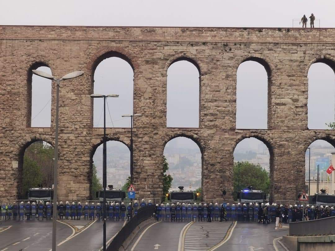 Utancın fotoğrafı… Saraçhane’de toplanan kitlenin Taksim’e yürümesini engellemek üzere Bozdoğan Kemeri’nin önüne keskin nişancılarla birlikte polis barikatı örüldü. İstanbul, 1 Mayıs 2024 📷: Umut Taştan