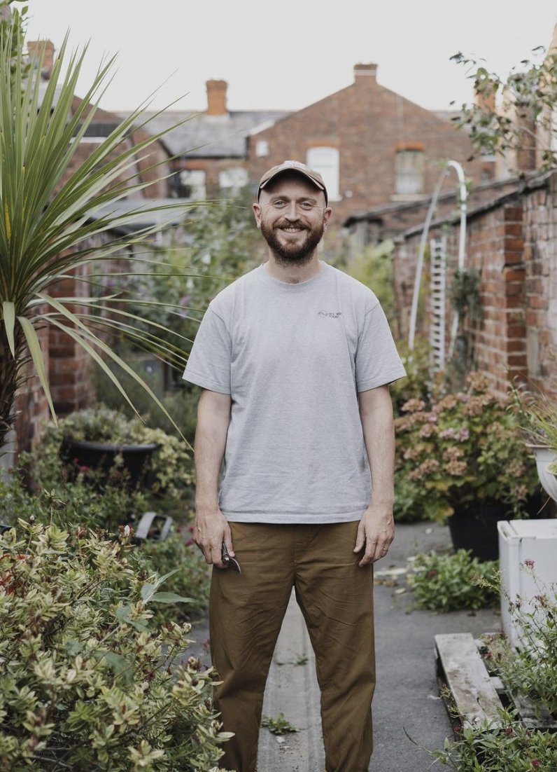 Live around Whalley Range? Want to learn about alleyway gardening? 🪴 Join our free Q&A session with Eddy and Yasmine, who have turned their alleyways into green havens! 🌷🌻 This Saturday 4th, 11-1pm, all levels of gardeners welcome! Location: Alley between Acomb & Crofton St