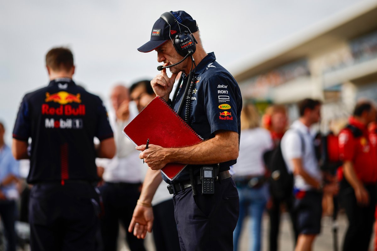 FormulaDirecta's tweet photo. 🚨 OFICIAL: Adrian Newey DIMITE de su cargo en Red Bull.

🏁 19 temporadas.
🥇 117 victorias.
🏆 272 podios.
👑 13 mundiales (7 mundiales de pilotos y 6 de constructores).

💡 Un genio adelantado a su época. Simplemente, LEYENDA.

#F1 https://t.co/U4FwkpWXTr