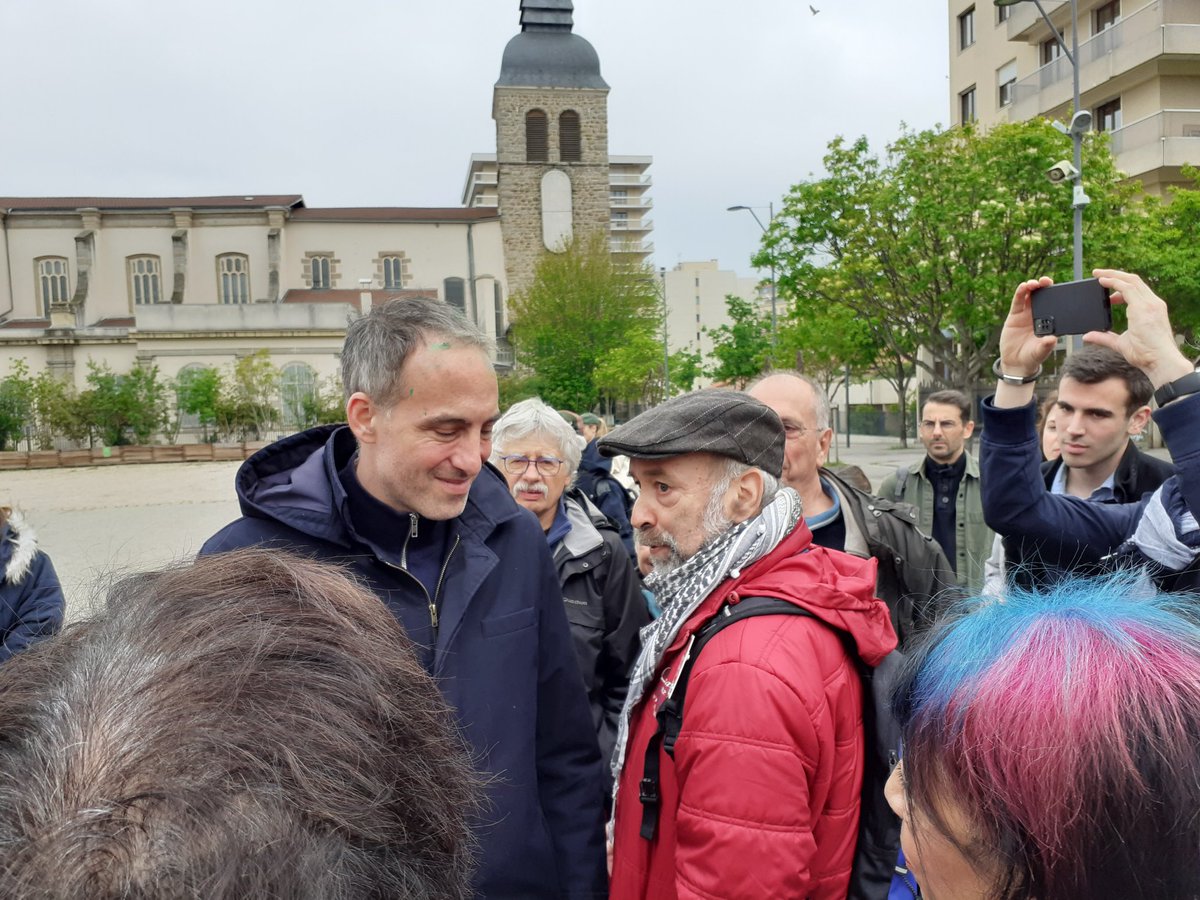 'Je suis dégouté, j'ai honte de ma ville.' Un manifestant, portant des stickers de la CGT, vient apporter son soutien à Raphaël Glucksman et aux militants socialistes, secoués d'avoir été 'virés' du cortège stéphanois par 'quelques radicaux'.