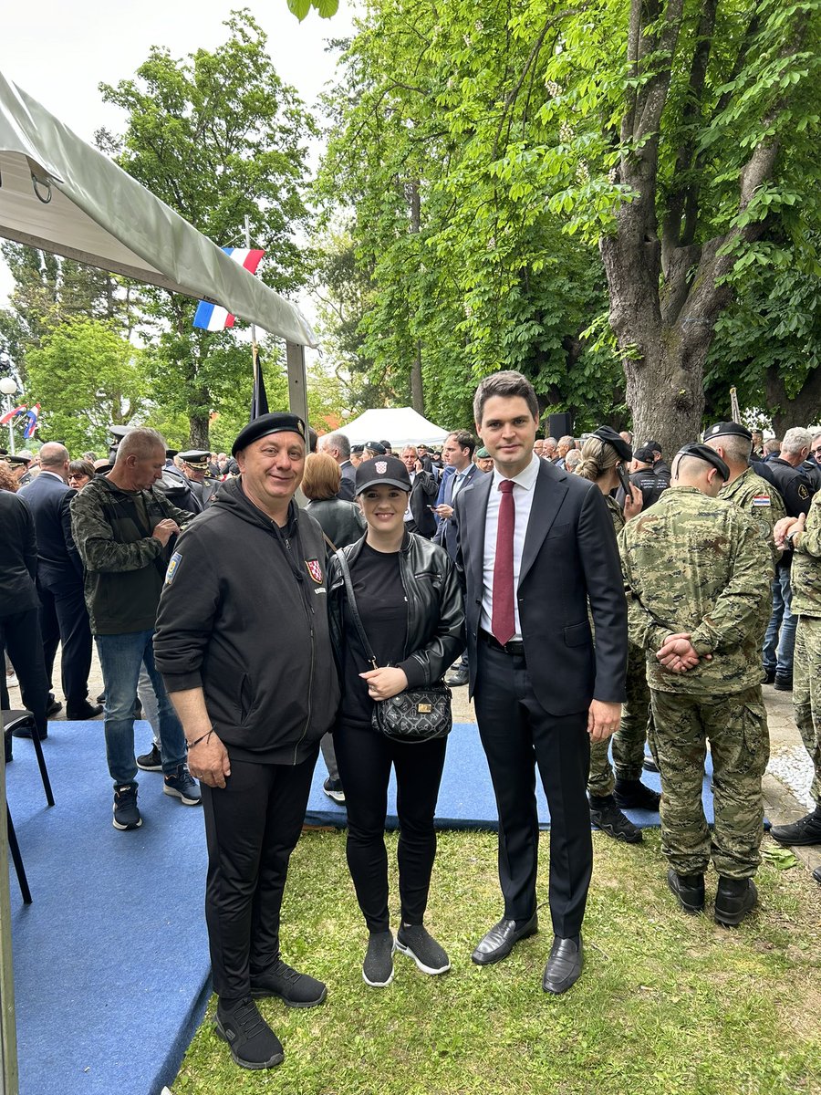 U Okučanima se prisjećamo vojno-redarstvene operacije Bljesak koja je oslobodila okupirano područje zapadne Slavonije i svih 🇭🇷 branitelja koji su utkali svoje živote kako bi novim generacijama omogućili slobodu i mir. Neka im je vječna hvala i slava!