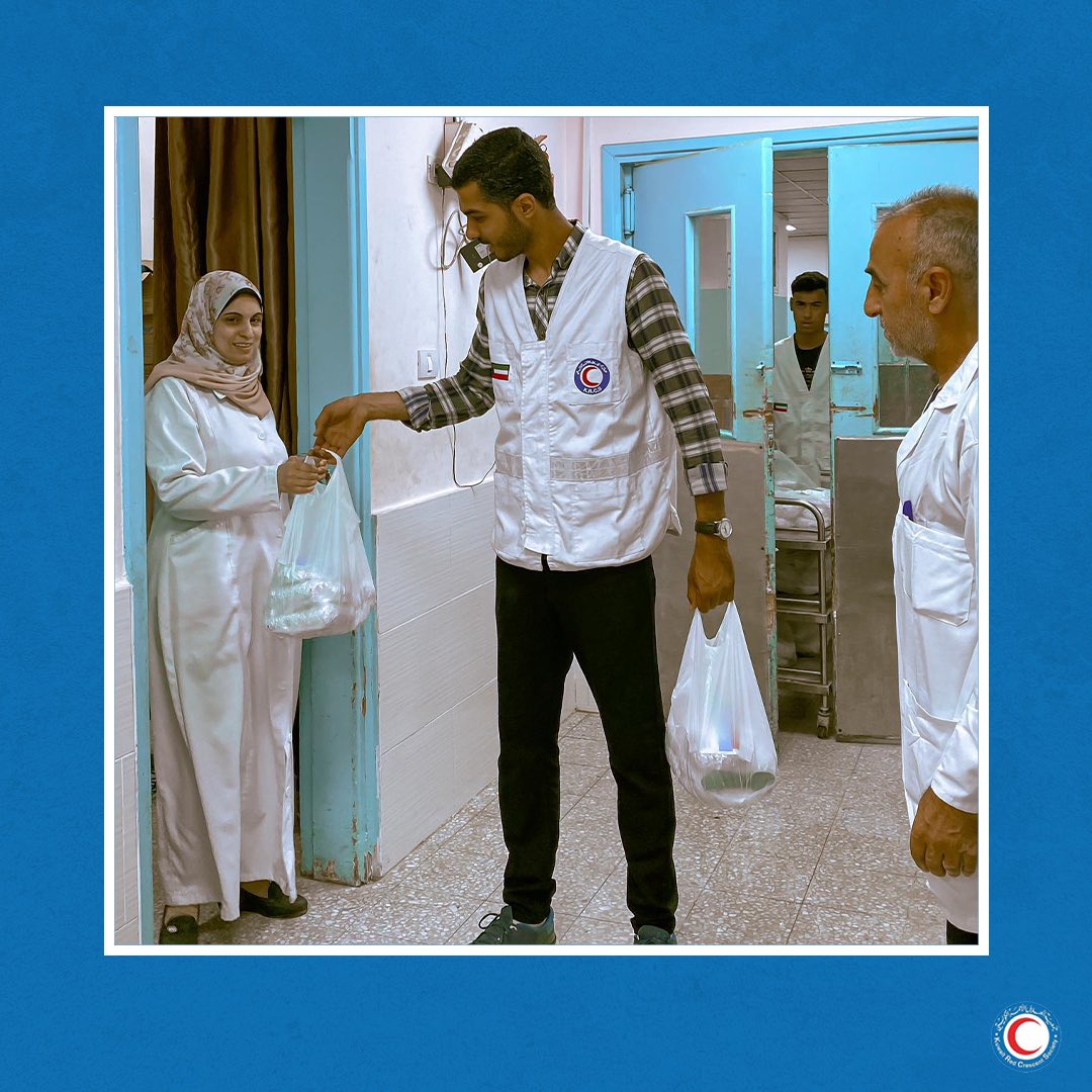 krcs_org_kw's tweet photo. قامت جمعية الهلال الأحمر الكويتي بتوزيع ٢٧ الف وجبة ساخنة للقطاع الصحي في كافة قطاع غزة دعماً لصمود الشعب الفلسطيني. https://t.co/mlKODRoB4E