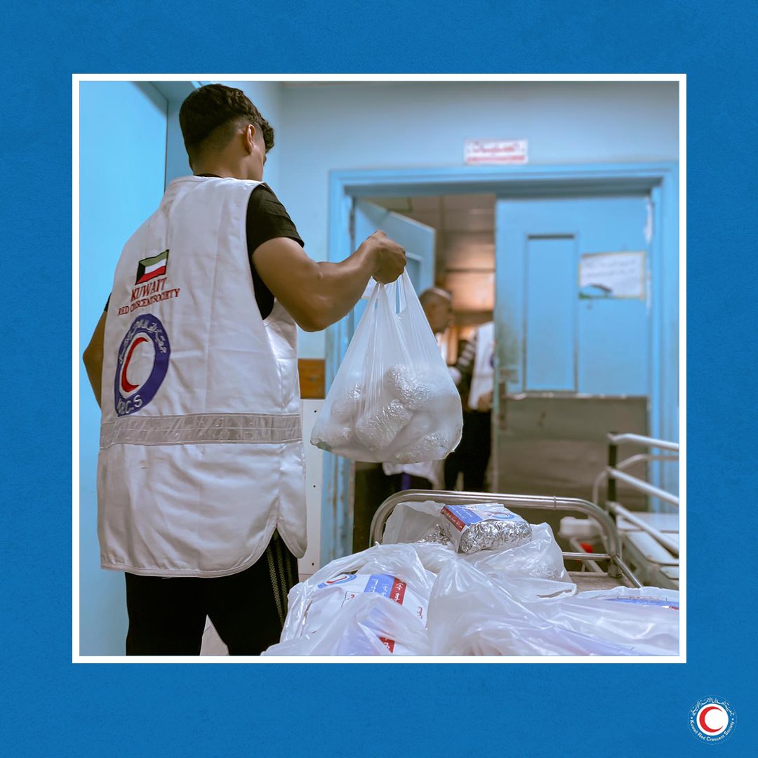 krcs_org_kw's tweet photo. قامت جمعية الهلال الأحمر الكويتي بتوزيع ٢٧ الف وجبة ساخنة للقطاع الصحي في كافة قطاع غزة دعماً لصمود الشعب الفلسطيني. https://t.co/mlKODRoB4E