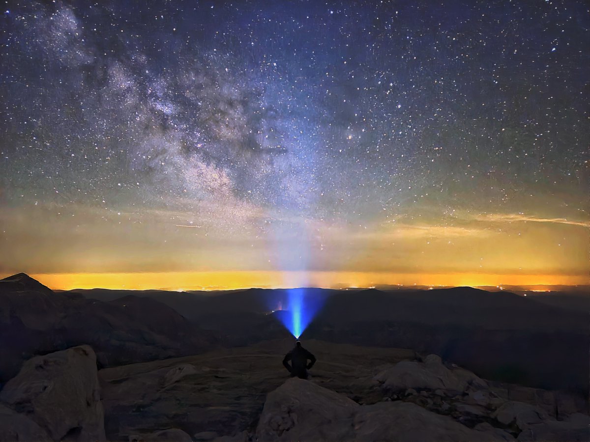 Here's the classic #MilkyWay selfie but captured with my phone's camera and quickly JPEG-edited with the Snapseed app!
I am not that disappointed of the result, what do you think?
Samsung S23 + tripod : 20 seconds, ISO 1600, F/1.8