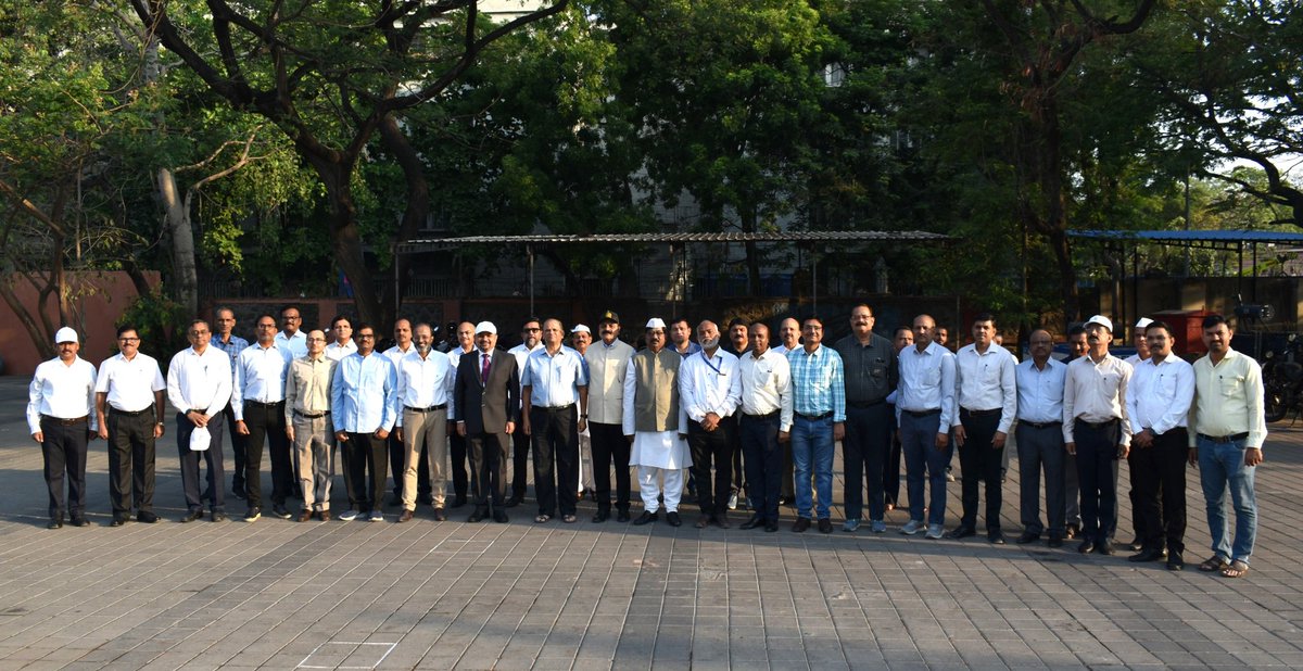 ६४ व्या महाराष्ट्र दिनाच्या निमित्ताने महाराष्ट्र मेट्रो रेल कॉर्पोरेशन संचालित पुणे मेट्रो प्रकल्पाच्या कार्यालय परिसरात #महामेट्रोचे व्यवस्थापकीय संचालक श्री. श्रावण हर्डीकर (भाप्रसे) यांनी ध्वजारोहण करून सर्वांना महाराष्ट्र दिनाच्या शुभेच्छा दिल्या.. यावेळी पुणे मेट्रोचे सर्व…