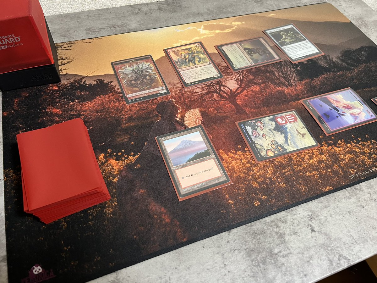 新作の幽々子TCGプレイマットは布ラバーの写真印刷になり、約61cm×35.5cmサイズでカードゲーム以外にもデスクマットにもご利用いただけます