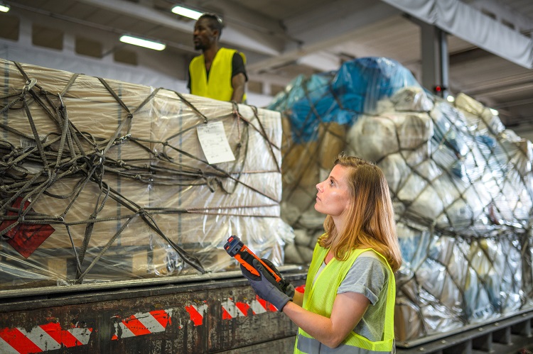 The latest #aircargo tracker is out including updates on: ✅ Digitalization Leadership Charter ✅ Single-Use Plastic Reduction in Cargo ✅ One Record Training Learn more ⬇️ bit.ly/3UEYoOD