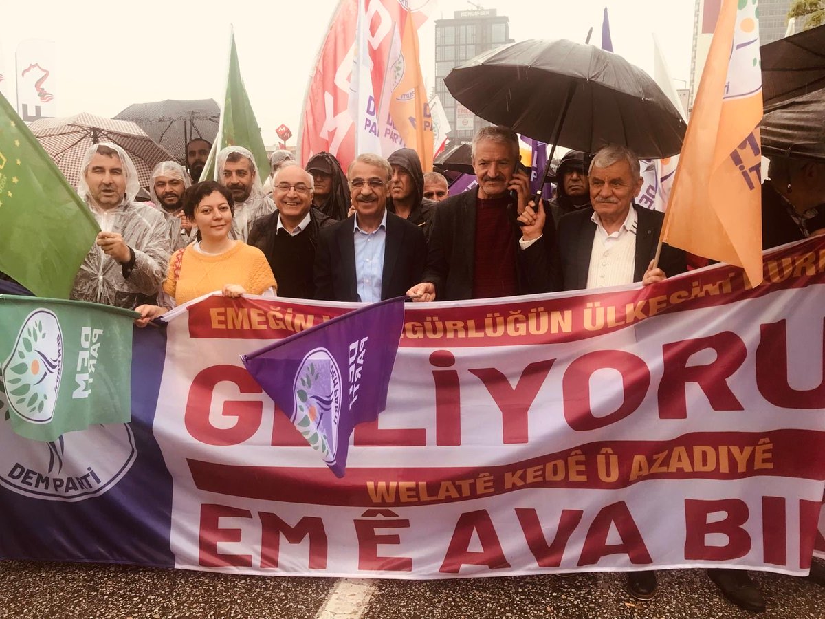 Ankara’da, ⁦@DEMankara⁩ kortejinde, ⁦@mithatsancarr⁩ vekilimiz, partili işçi ve emekçi yoldaşlarla birlikte yaşasın 1 Mayıs, yaşasın halkların eşitliği sloganlarıyla 1 Mayıs alanındayız. #Yaşasın1Mayıs #BijîYekGulane #1Mayıs