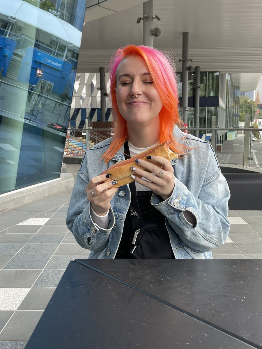 smashfxn's tweet photo. hot dogs at @DreamHackAU slapped. you can’t tell me otherwise 🌭 https://t.co/0tJA3fi3ho