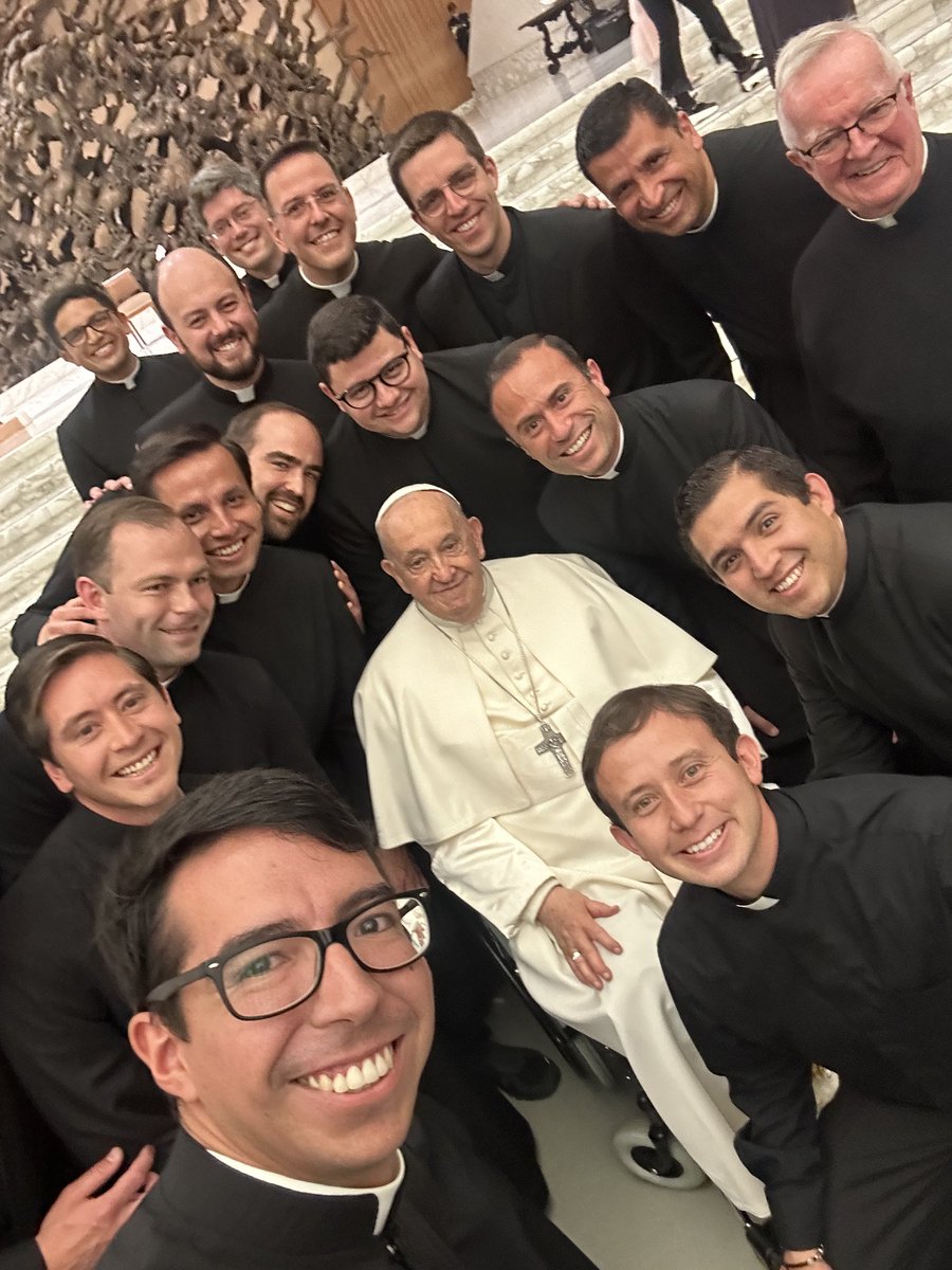 😇 Nos sentimos bendecidos! Papa Francisco acogió hoy a un grupo de los sacerdotes legionarios ordenados el pasado 27 de abril en Roma, al final de la audiencia general. ¡Y se hizo la selfie
