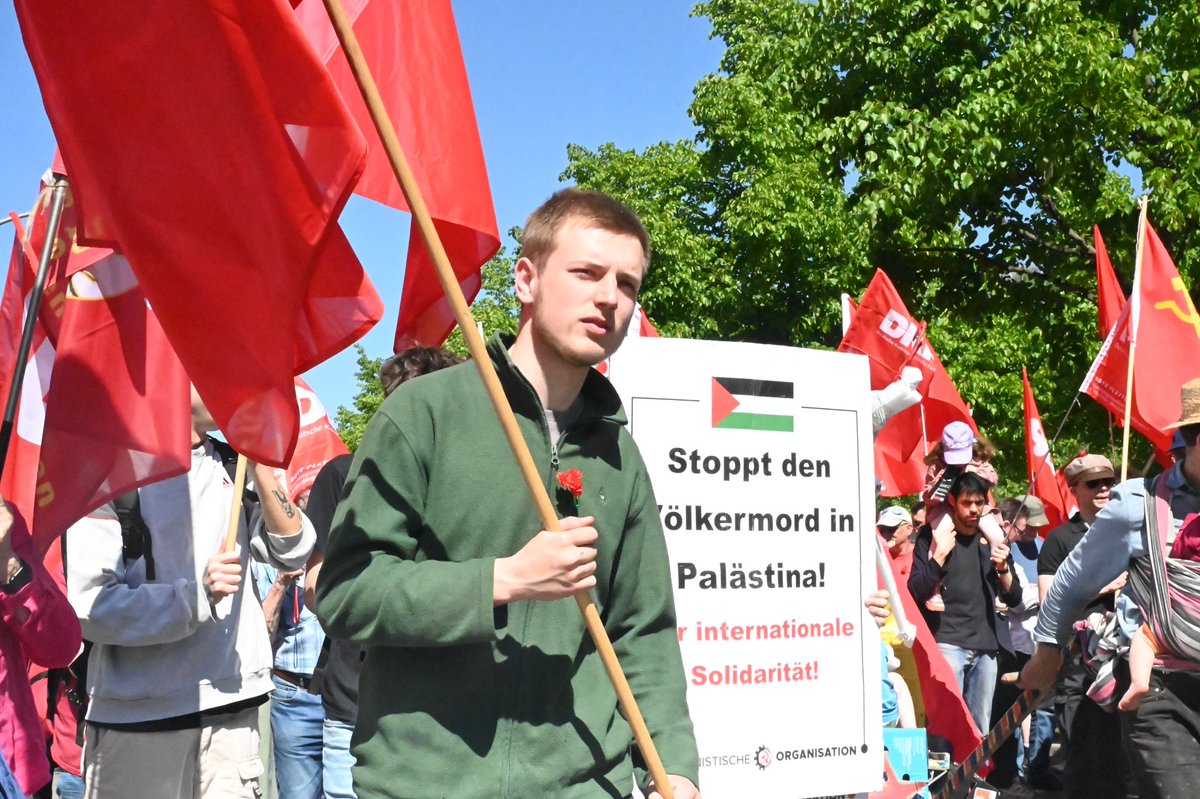 »Keine Bezüge zu Israel oder Palästina« Während der ersten Mai-Demonstration des DGB in Berlin gerieten pro-palästinensische AktivistInnen ins Visier von Polizei und Ordnern des @DGB_Berlin_BRB. Es wurden sogar Festnahmen angedroht. #b0105 #ErsterMai