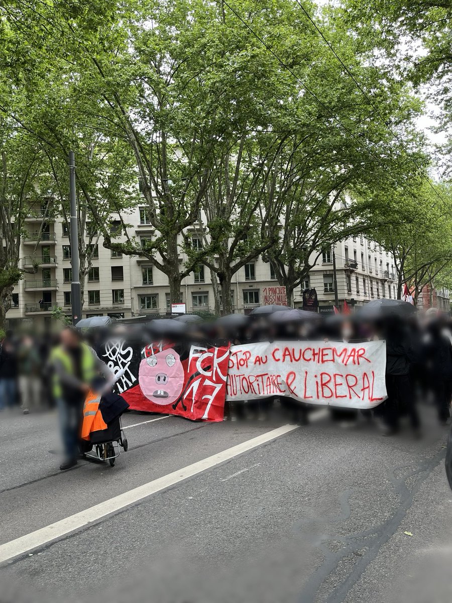 🚨#LYON | Le cortège de tête qui se remplit de plus en plus. #manifestation #1erMai #1erMai2024 #InternationalWorkersDay #France #premiermai