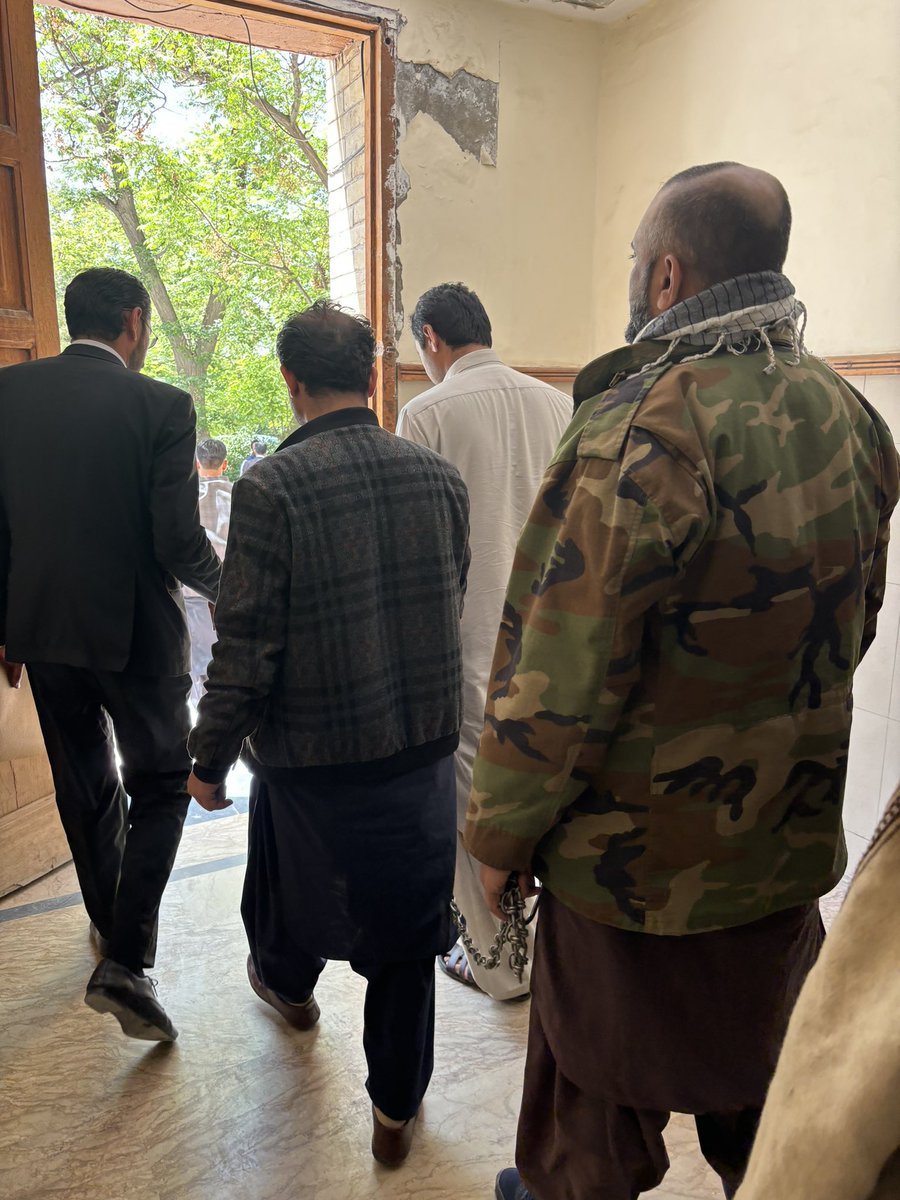 ArianBareach's tweet photo. معزز اساتذہ کرام کو کوئٹہ کی مقامی عدالت میں جب پیشں کیا گیا تو جج صاحب نے حیرت کا اظہار کرتے ہوئے کہا کہ اب تو اساتذہ کرام کو بھی ہتھکڑیوں میں پیش کیا جا رئے ہیں جو انتہائی افسوسناک بات ہیں ۔ https://t.co/UkQLMlHaqG