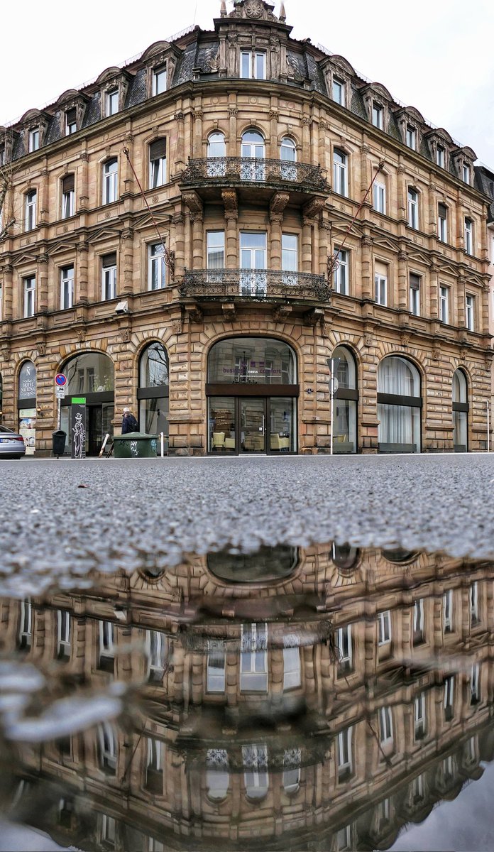 Das Hotel National in Bamberg. Es wurde 1886 errichtet und steht unter Denkmalschutz. #APuddleADay #WindowsOnWednesday #WallsOnWednesday