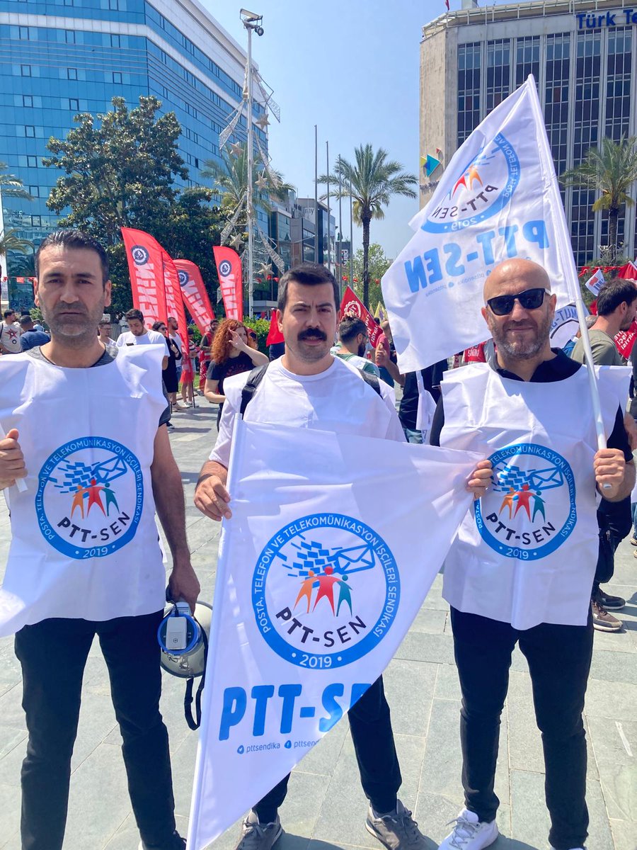 ptt_sen's tweet photo. İzmir'de Gündoğdu Meydanı'ndayız.

Taşeronlar taşerona karşı kol kola giriyor, kadro hakkı için yürüyor!

#1Mayıs https://t.co/FJI0iwDq1f