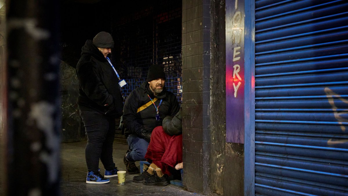Concerned about a person sleeping rough? 🤝 Help them get support: 1️⃣ Locate where you’ve seen the person 2️⃣ Describe the person in detail 3️⃣ Submit your alert ⚠️Alerts are sent to local outreach teams thestreetlink.org.uk #BeTheLink