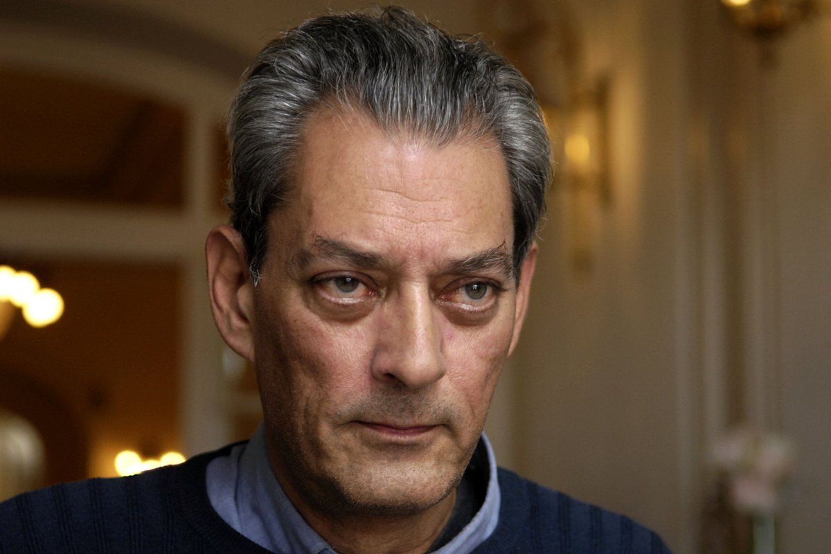 Çağdaş edebiyatın en büyük isimlerinden Paul Auster 77 yaşında hayatını kaybetti.

Auster, roman ve denemelerinin yanı sıra senaryolarıyla ve yönetmenliğini üstlendiği ‘Blue in the Face’ ve ‘Lulu on the Bridge’ gibi filmlerle de tanınıyordu.