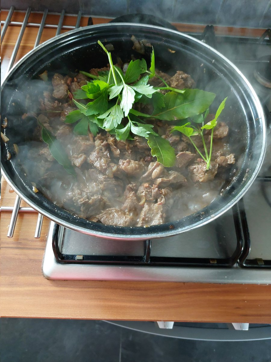TonnieWaal's tweet photo. Daggie vrij eindelijk mooi weer🌞🌞 ,wat doe je dan? pan runderstoof maken met kruiden uit eigen tuin 😅😅👨‍🍳👨‍🍳
I ❤️ my job #borntocook https://t.co/qwZ67CiB5G