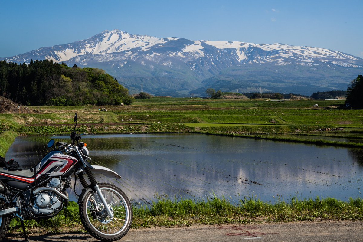 月が変わりました。カレンダーをめくりまっしょい！今月のバイクのある風景カレンダーは残雪の鳥海山です。