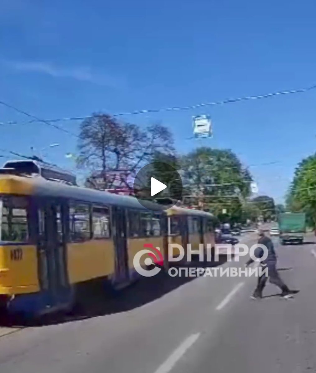 SitizenUkraine's tweet photo. @mariesoutofcon @discoratz Ось вам скрін з відео. Двері ще закриті, пішохід посеред дороги. https://t.co/vb1aPr9zCa
