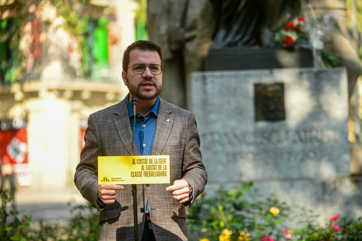 ERC_BaixLlobreg's tweet photo. 📢 Omplim l’#1deMaig de reivindicació pels drets laborals, pel treball digne i per la justícia social.

La lluita de la classe treballadora és lluita republicana! ✊

#AlCostatdelaGentTreballadora #GuanyaCatalunya https://t.co/JJfHk7OsHf