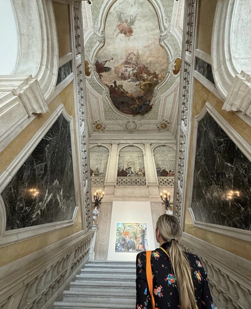 Con il naso all’insù! Tra architettura classica e arte contemporanea, a Palazzo Grassi non potrete far altro che lasciarvi trasportare! Ps: siamo aperti anche oggi! Ph/IG 2.artlovers