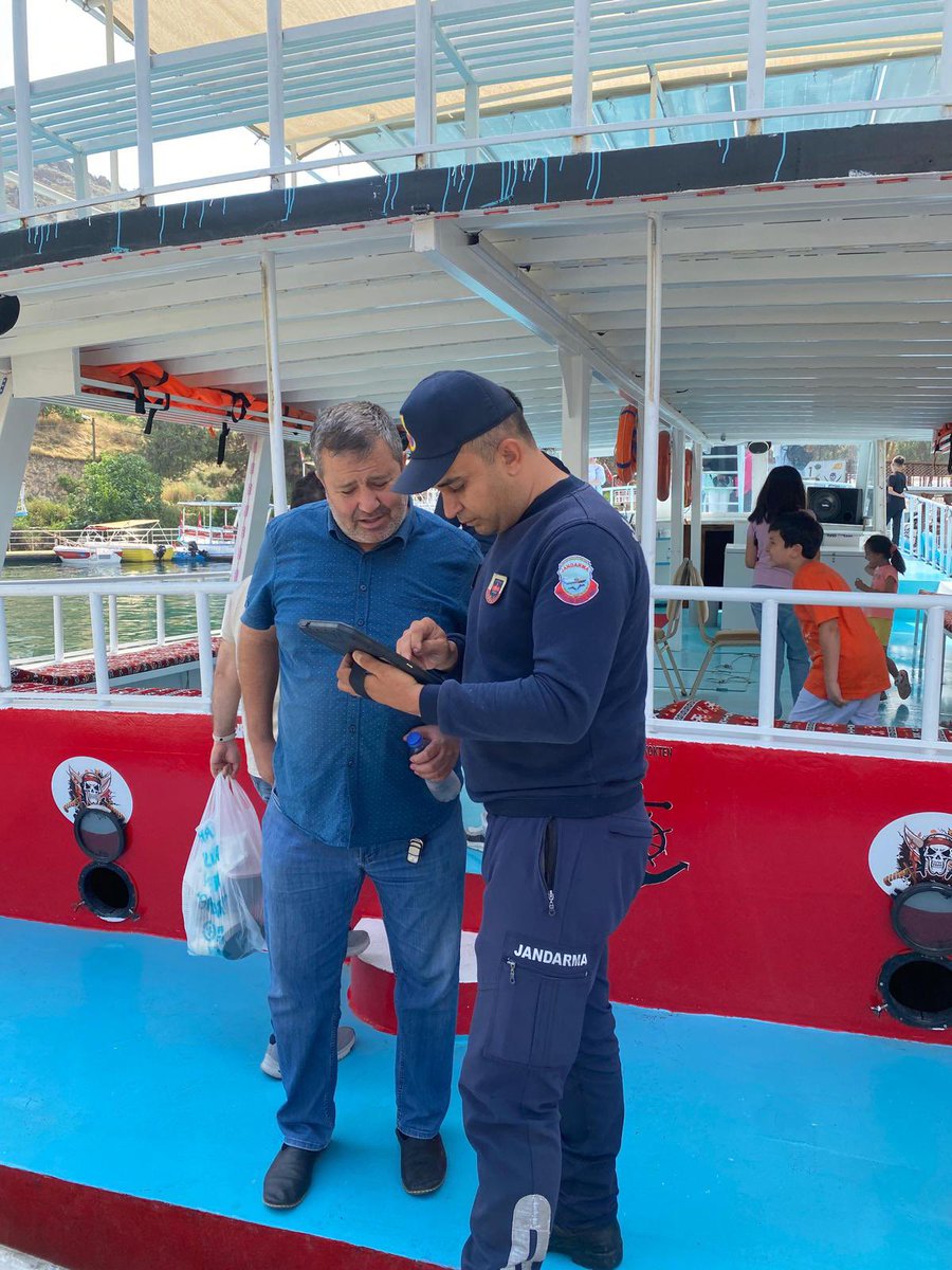 🚤 **Gezi Tekneleri Denetimlerimiz Devam Ediyor!**

🔍 İlçemizde Jandarma Asayiş Bot Komutanlığımız tarafından eski Halfeti Marina bölgesinde gerçekleştirilen gezi tekneleri denetiminde detaylı kontroller yapıldı. Her bir tekne incelenerek can yeleği, can simidi, yangın söndürme…