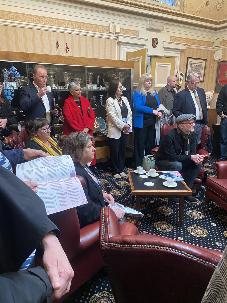 @StokeCreates @SoTCityCouncil and @PaulWilliams207 officially welcome #WorldCraftCity jurors to a packed Mayor’s Parlour this morning. There to represent @ArtsKeele, looking forward to meeting the jurors tomorrow PM