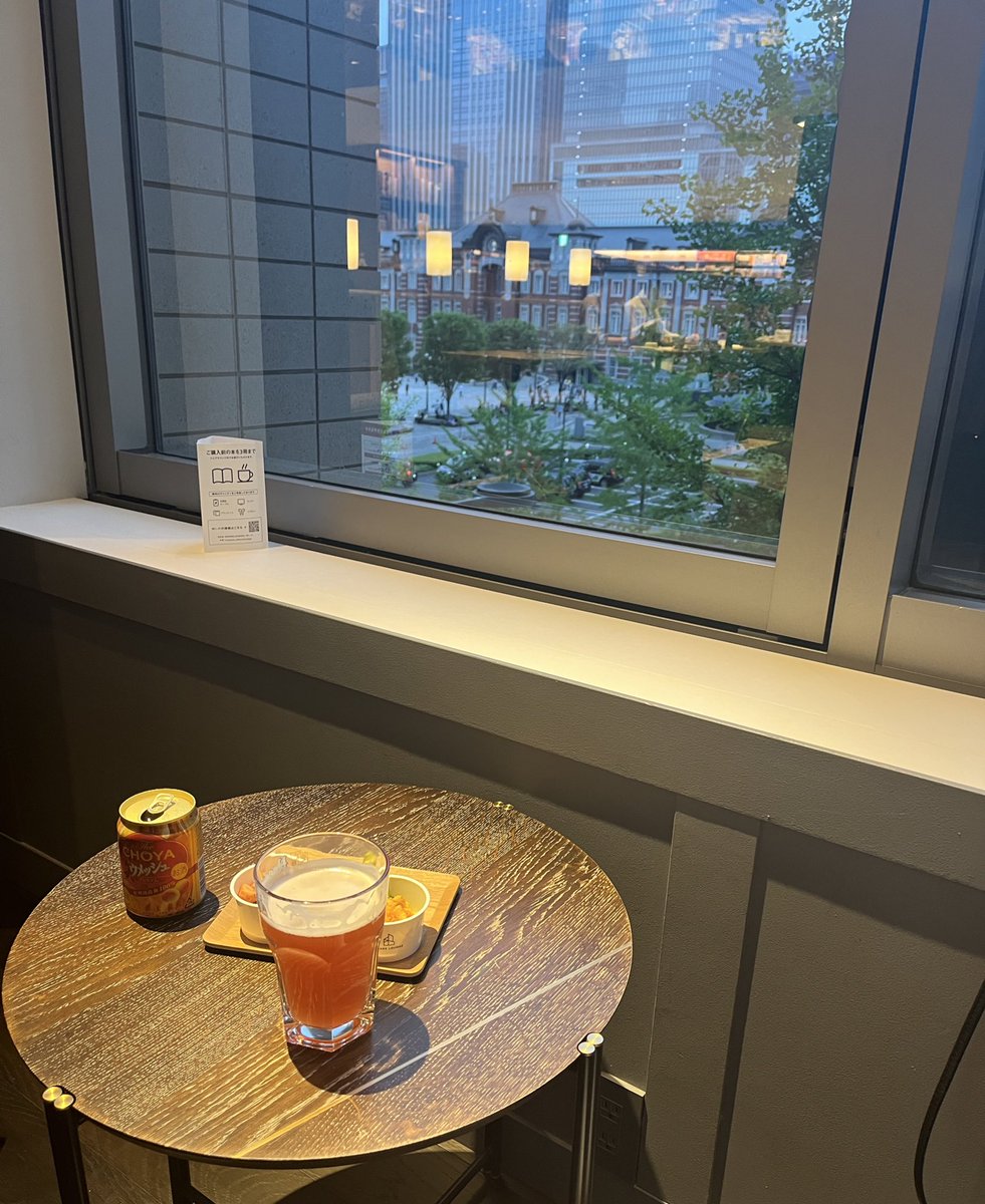 東京駅周辺で休憩する時は丸善の3階によく行くんだけど、先日行った丸ビルのシェアラウンジも良かった🫶飲み食べ放題で1,650円/1h(アルコールは2,200円)で東京駅を眺めながらのんびり。割と空いてて穴場感あって好き。