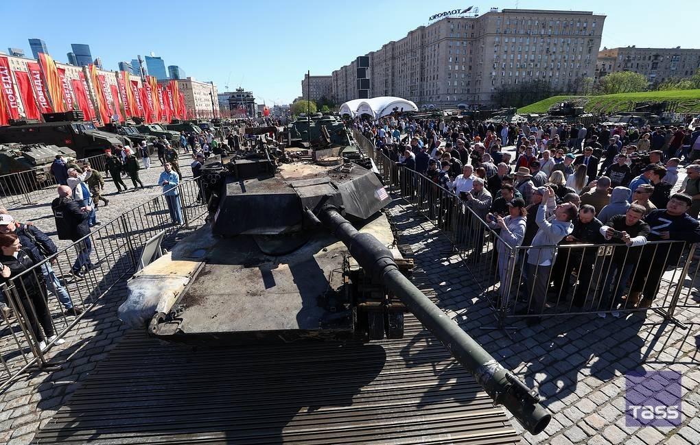 An exhibition of captured military hardware from NATO countries that kicked off in front of the Victory Museum at Poklonnaya Hill in Moscow features 32 units of various armored equipment: vk.cc/cwvNhL