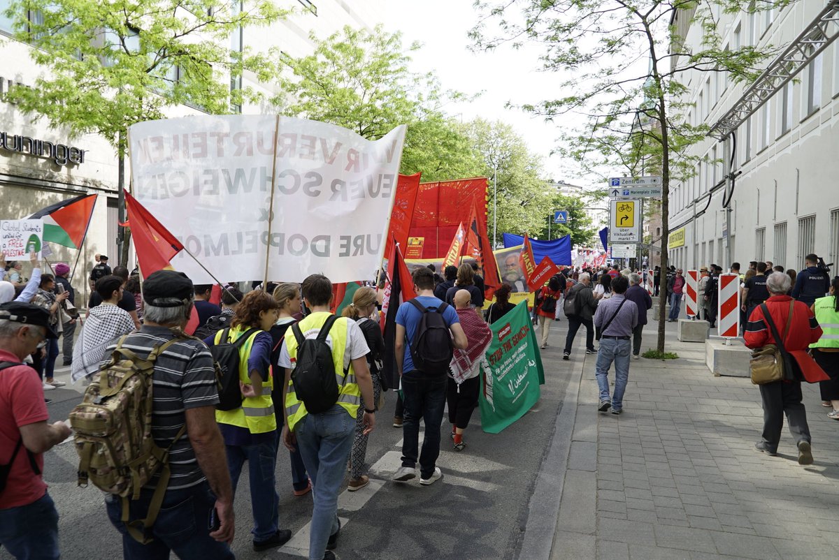 pfuideifipegida's tweet photo. @Report_Antisem Hier in München ca. 40-50 TN mit Palästinafahnen und Free Palestine Parolen, sonst aber unauffällig. https://t.co/cFc6S6CMo0