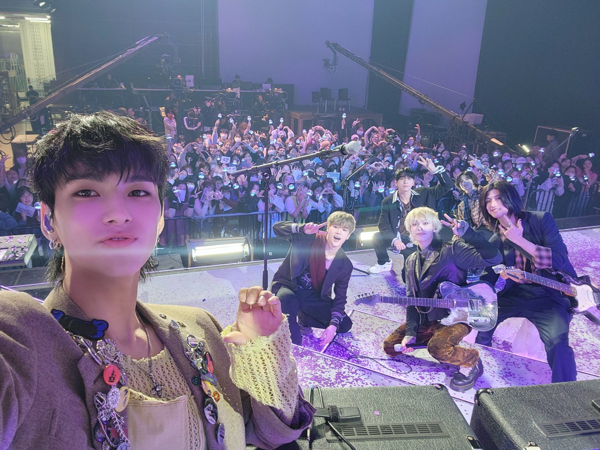 [ #Xtra_Scenes ]

"어리고 부끄럽고 바보 같은"
첫 음악방송🎯

엑디즈는 빌런즈와 함께란 것만
알고 있음 돼❤️‍🩹

#XdinaryHeroes #엑스디너리히어로즈
#Troubleshooting
#어리고_부끄럽고_바보_같은
#WE_ARE_ALL_HEROES