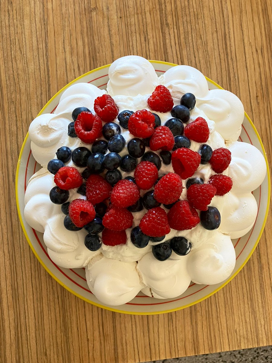 Ich habe gestern gelernt, dass Baiser aka Windgebäck offenbar ein kontroversielles Dessert ist. Ich habe eine Pavlova gemacht und die Reaktionen gingen von „das ist gepresster Zucker“ bis „schmeckt wie Styropor“ :(