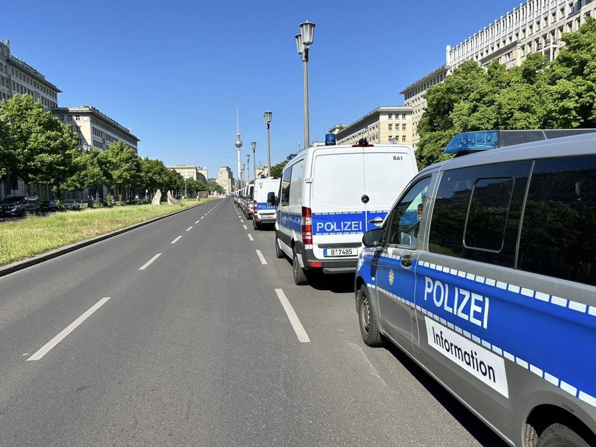 Guten Morgen Berlin,

an diesem sonnigen 1. Mai sind wir aufgrund mehrerer angemeldeter Versammlungen mit etwa 5600 Kolleginnen und Kollegen im Einsatz.
Unterstützung erhalten wir hierbei aus dem halben Bundesgebiet und von der Bundespolizei. #Danke

#b0105