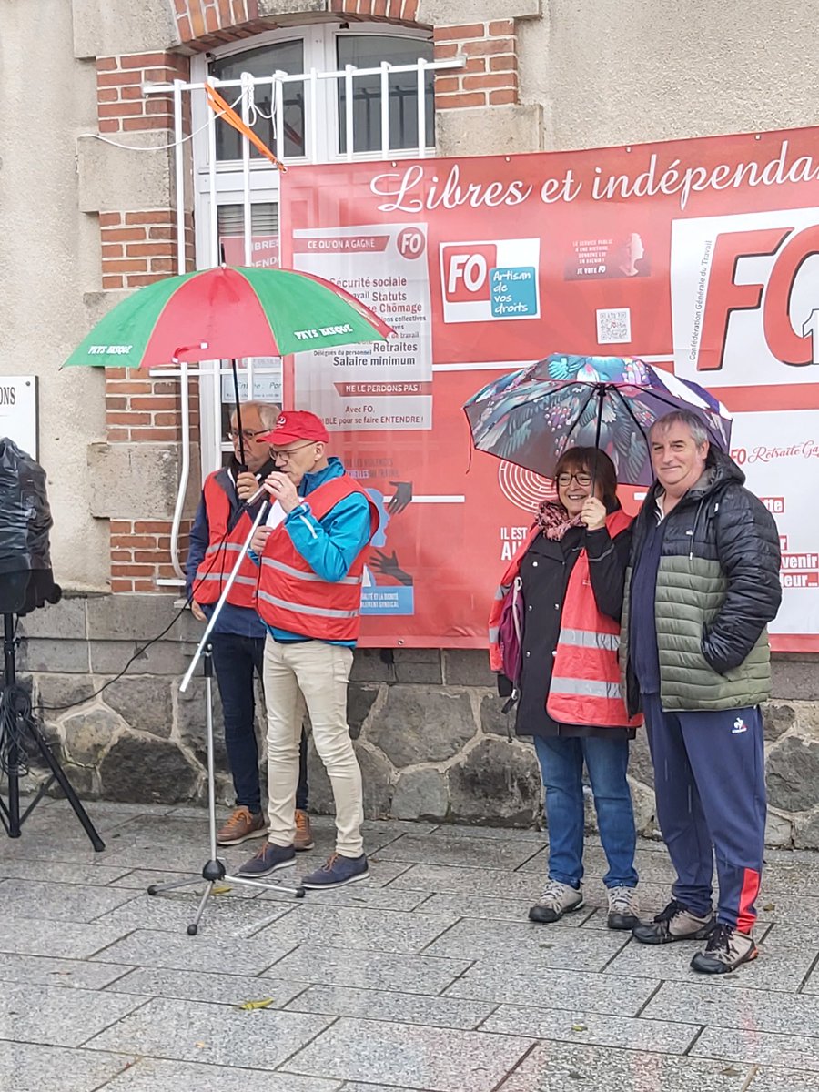 #1Mai les camarades de l'UD FO du Cantal, réunis malgré la pluie à Aurillac, Place de la Paix, pour la fête des travailleurs.
