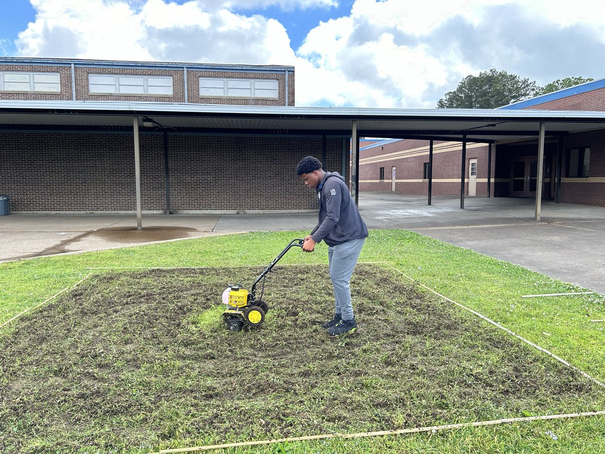 DanielleShawjo1's tweet photo. My senior BioSTEM students helping the underclasses break the soil for our research planting beds. My students are working hard. I am so proud of them. I have the best students and faculty support ever. (Photo set two) https://t.co/iYcGiZ877O