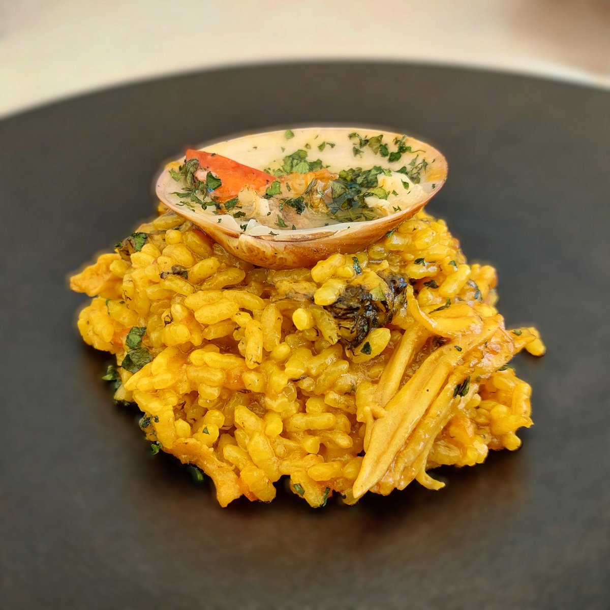 '𝔸𝕣𝕣𝕠𝕫 ℂ𝕒𝕝𝕒𝕓𝕦𝕔𝕙', un arroz de película.
Fantástico juego de texturas en este arroz seco con alma de meloso, por culpa de las ortiguillas, espardenyes y lluentes.
Te cuento aquí historia del plato, origen de su nombre y el gran festín 👇
gaudaru.com/restaurante/ca…