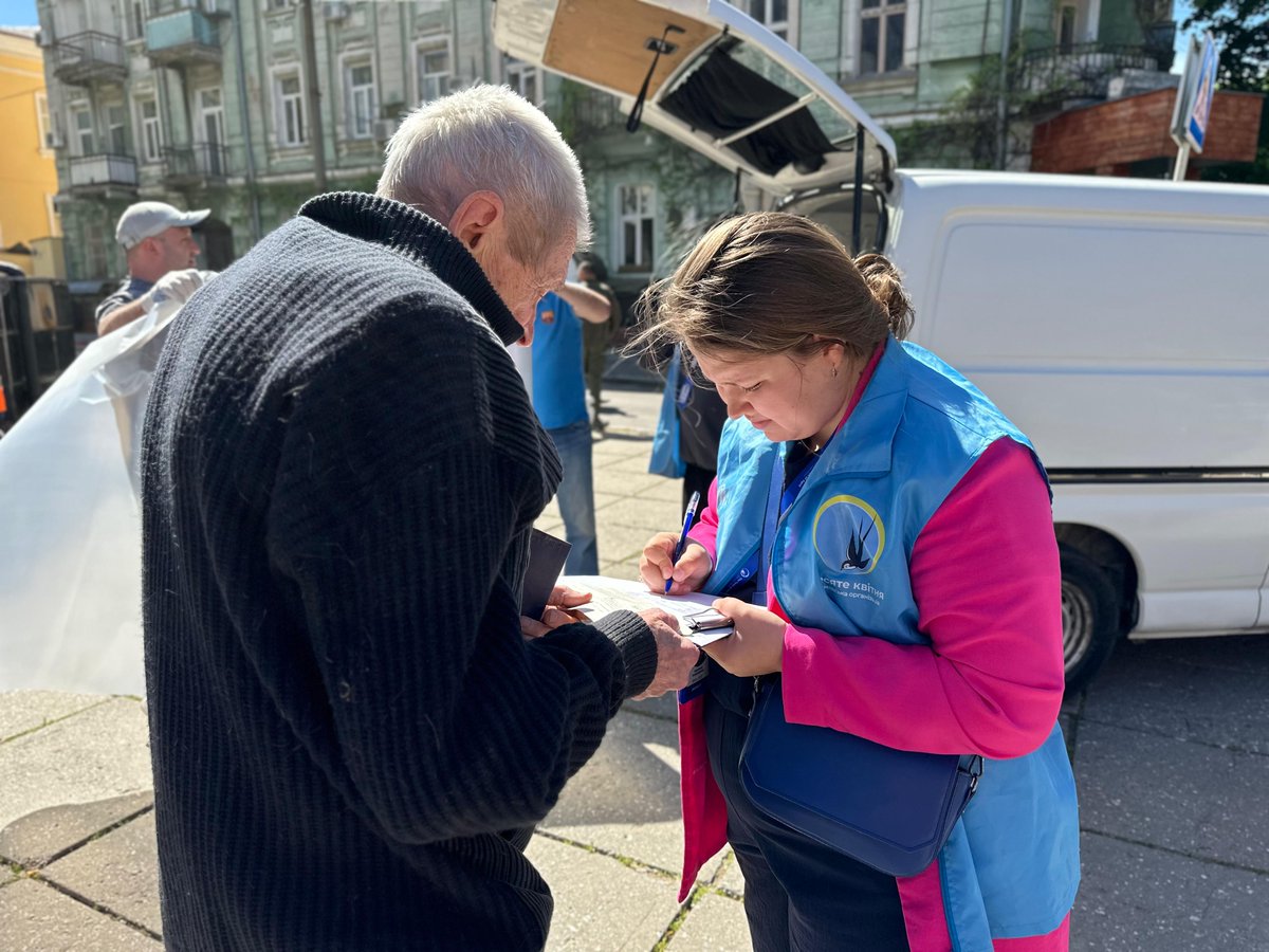 Odesa has faced deadly attacks for two days in a row. Humanitarians, 10th of April, New Dawn, @RedCrossUkraine , @wckitchen are on the spot assisting affected people with vital: ⚕️ first medical aid 🫂 psychological support 🏘️ materials for emergency repairs 🍞 food & drinks