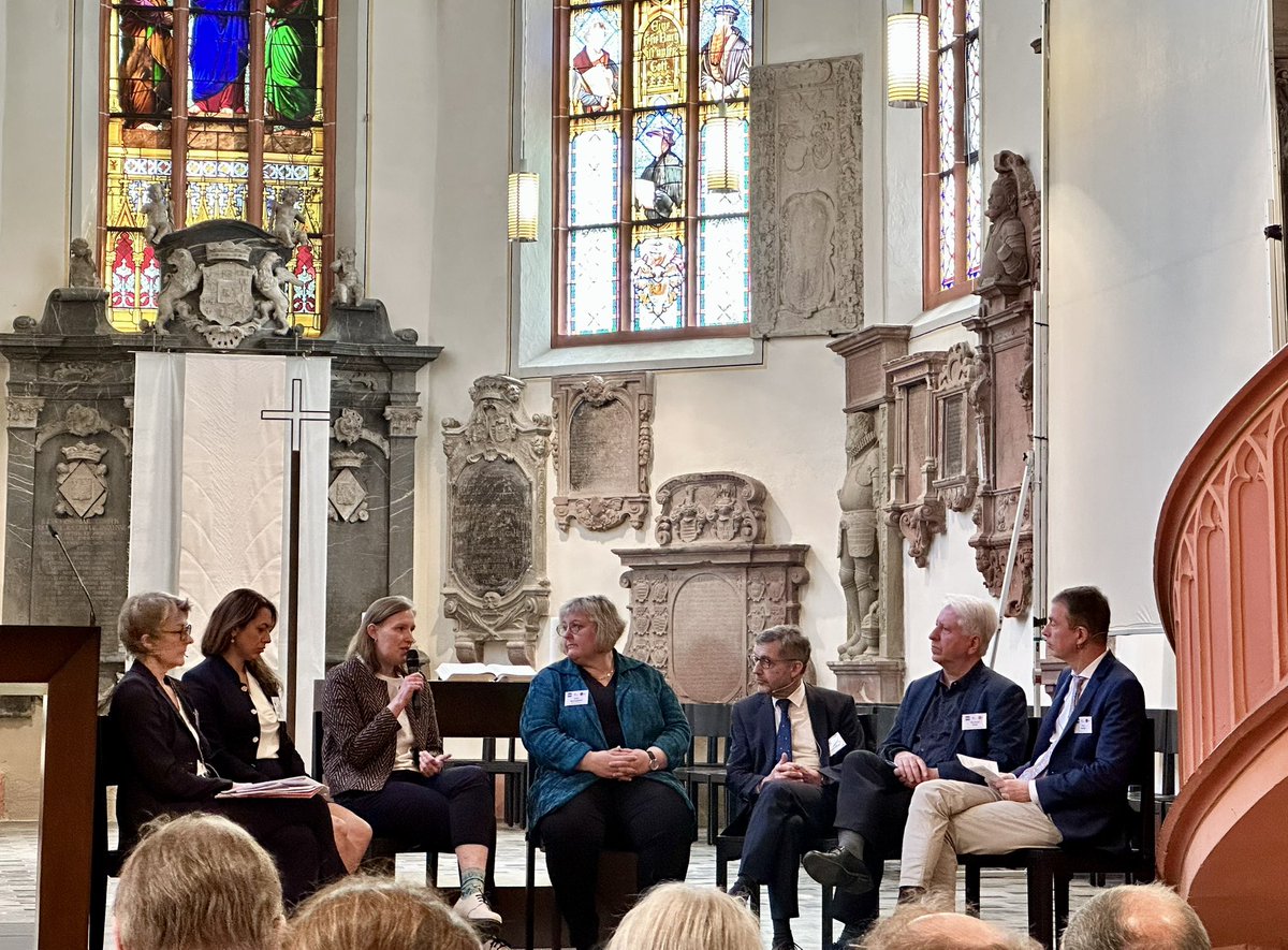 Beim 1. Deutschen Evangelischen Hochschultag diskutiert das Podium aktuelle Herausforderungen der Wissenschaftsfreiheit. Mit diesem Kongress in Heidelberg macht das Evangelische Hochschulforum den Diskurs zwischen Evangelischer Kirche und Wissenschaft sichtbar. <a href="/EKD/">Evangelische Kirche</a> <a href="/SI__EKD/">Sozialwiss. Institut der EKD</a>