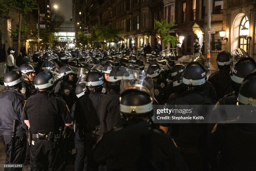 Members of the NYPD clash with protesters and make arrests as they clear pro-Palestinian encampments on the campuses of #Columbia University and City College of New York #CUNY in New York City. 📷️: @spencerplatt1, @Steffikeith