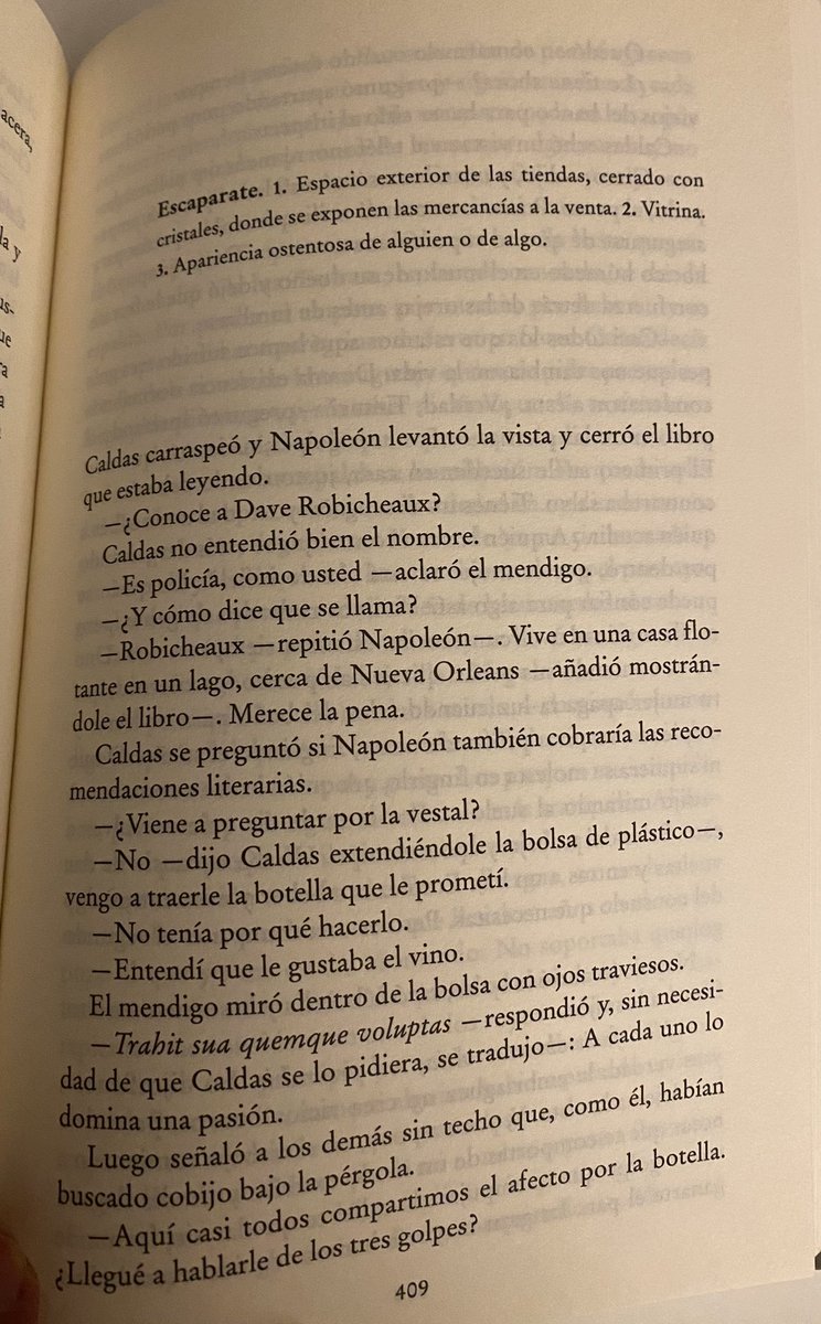 MiguelProfe4's tweet photo. Ayer terminamos “El último barco”, de Domingo Villar (@edicionesiruela). Ahora que los titulares desprecian las Humanidades, recuerdo esta escena de Napoleón y el inspector Leo Caldas: https://t.co/wHyWh7BaqV