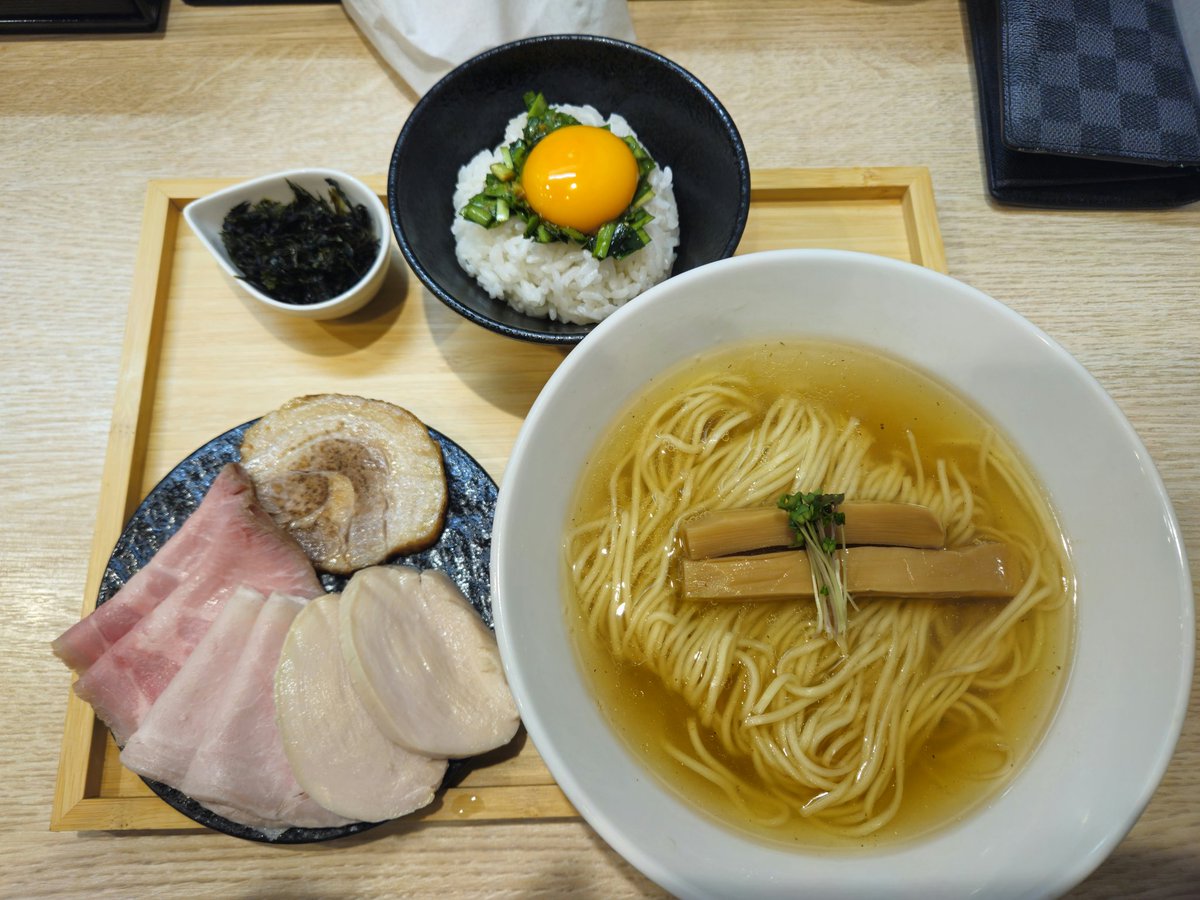 麺屋 伊藤 淡麗煮干し白醤油　チャーシュー別皿 特製ニラ醤油たまごかけご飯 チャーシュー三種　豚バラ　バラ海苔 スッキリした煮干しに白醤油のスープがめっちゃ美味しい😍 たまごかけご飯をチャーシューでくるんで食べるの美味しすぎ✨️ バラ海苔もスープに合って完飲完食😋 ごちそうさまでした😊