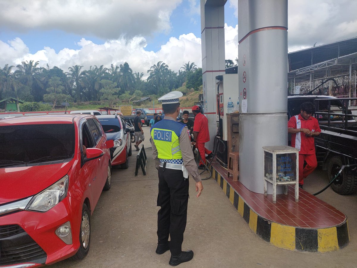 HumasKuaro's tweet photo. Antisipasi Penyalahgunaan BBM bersubsidi Personil Polsek Kuaro Laksanakan Monitoring dan Patroli dialogis di SPBU PT.HABI JAYA Kuaro.
#Poldakaltim #polripresisi #polripedulisesama #polriupayakanpemulihan #kamihumaspolri #ProgramPrioritasKapolri https://t.co/fAVObbxX73