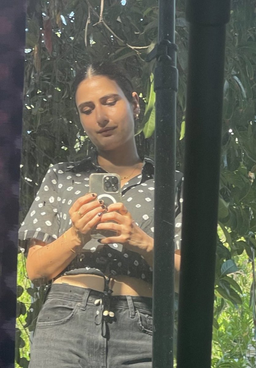 #FatimaSanaShaikh looks effortlessly chic in a new selfie.✨💗