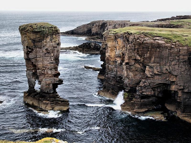 ¡Hola, buenos días, humanidad! 🌍 ¡Feliz miércoles! 💪🌟🚀🏆🌈📈🌱🌞🎯🌺 Hoy os traigo la imagen del Castillo de Yesnaby, también conocido como 'Yesnaby Sea Stack', una imponente formación rocosa natural ubicada en la costa oeste de las Islas Orcadas, en Escocia. Se alza como un