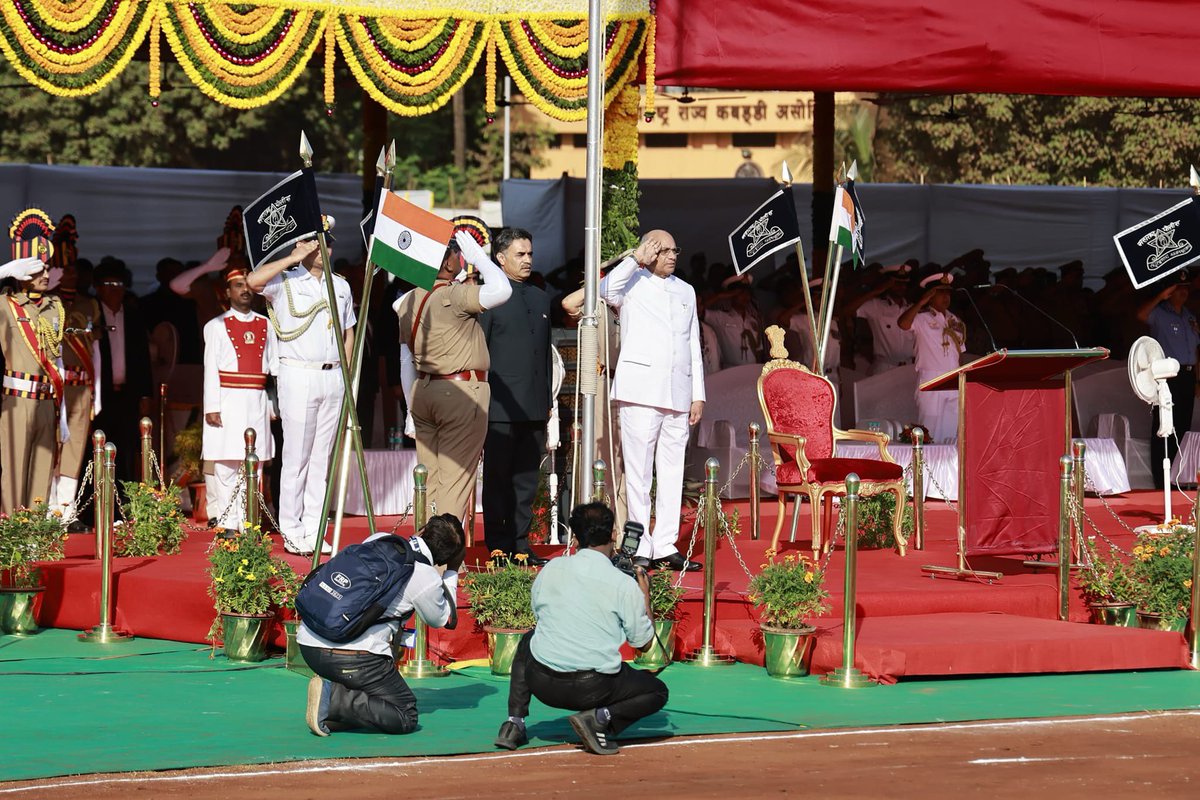 mieknathshinde's tweet photo. कणखर देशा
पवित्र देशा
महाराष्ट्र देशा...
प्रणाम घ्यावा माझा 
श्री महाराष्ट्र देशा...

महाराष्ट्र राज्याच्या ६५व्या स्थापना दिनानिमित्त मुंबईतील छत्रपती शिवाजी महाराज पार्क येथे आयोजित केलेल्या ध्वजवंदन आणि मानवंदना सोहळ्याला उपस्थित राहिलो. यावेळी राज्यपाल रमेश बैस यांच्याहस्ते ध्वजारोहण करण्यात आले.

यावेळी मुंबईचे पालकमंत्री मंगलप्रभात लोढा, खासदार राहुल शेवाळे, राज्याचे मुख्य सचिव नितीन करीर, पोलीस महासंचालक रश्मी शुक्ला तसेच राज्य प्रशासनातील सर्व प्रमुख प्रशासकीय अधिकारी, पोलीस अधिकारी त्यांचे कुटूंबीय आणि सर्वसामान्य मुंबईकर नागरिक उपस्थित होते.

#महाराष्ट्र_दिन #महाराष्ट्र #Maharashtra 
@maha_governor @MPLodha @shewale_rahul