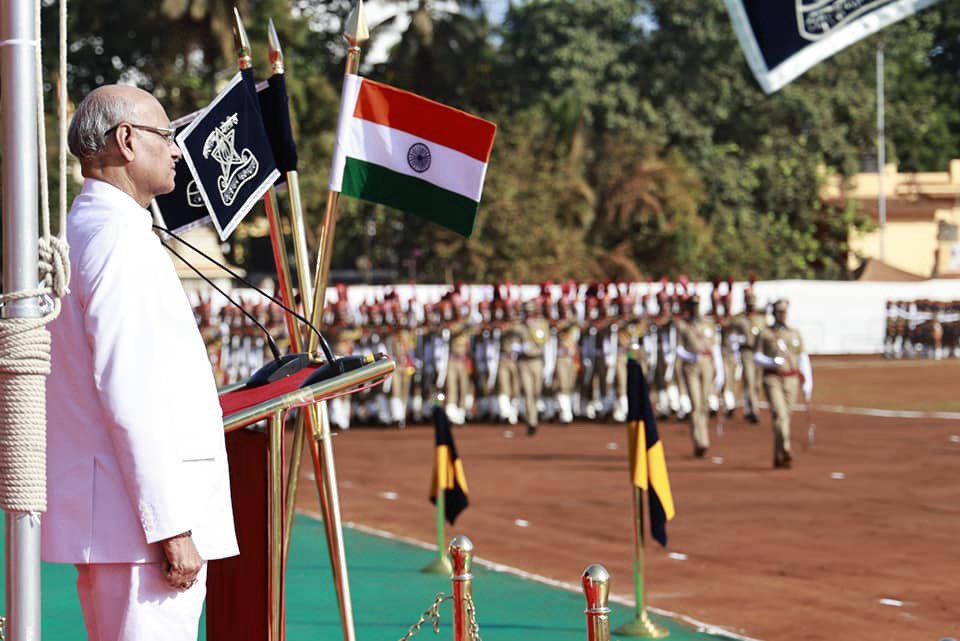 mieknathshinde's tweet photo. कणखर देशा
पवित्र देशा
महाराष्ट्र देशा...
प्रणाम घ्यावा माझा 
श्री महाराष्ट्र देशा...

महाराष्ट्र राज्याच्या ६५व्या स्थापना दिनानिमित्त मुंबईतील छत्रपती शिवाजी महाराज पार्क येथे आयोजित केलेल्या ध्वजवंदन आणि मानवंदना सोहळ्याला उपस्थित राहिलो. यावेळी राज्यपाल रमेश बैस यांच्याहस्ते ध्वजारोहण करण्यात आले.

यावेळी मुंबईचे पालकमंत्री मंगलप्रभात लोढा, खासदार राहुल शेवाळे, राज्याचे मुख्य सचिव नितीन करीर, पोलीस महासंचालक रश्मी शुक्ला तसेच राज्य प्रशासनातील सर्व प्रमुख प्रशासकीय अधिकारी, पोलीस अधिकारी त्यांचे कुटूंबीय आणि सर्वसामान्य मुंबईकर नागरिक उपस्थित होते.

#महाराष्ट्र_दिन #महाराष्ट्र #Maharashtra 
@maha_governor @MPLodha @shewale_rahul