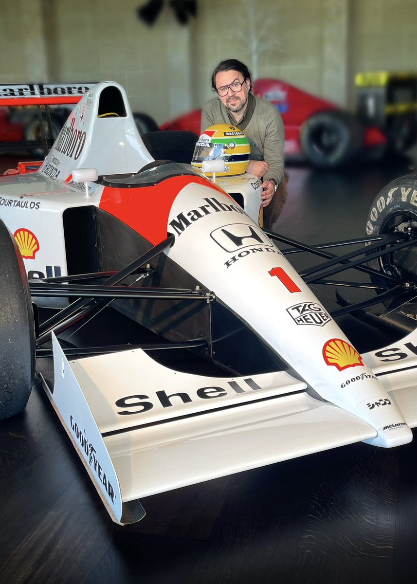 Jorge_JSBG's tweet photo. Il y a 30 ans aujourd’hui disparaissait le génial pilote  Ayrton Senna. Hier, j’ai eu le privilège de poser avec sa McLaren MP4/6 de 1991 ainsi qu’avec son casque reconnaissable aux couleurs de son pays d’origine, le Brésil. Un grand moment d’émotion. https://t.co/COnxAWhMFO