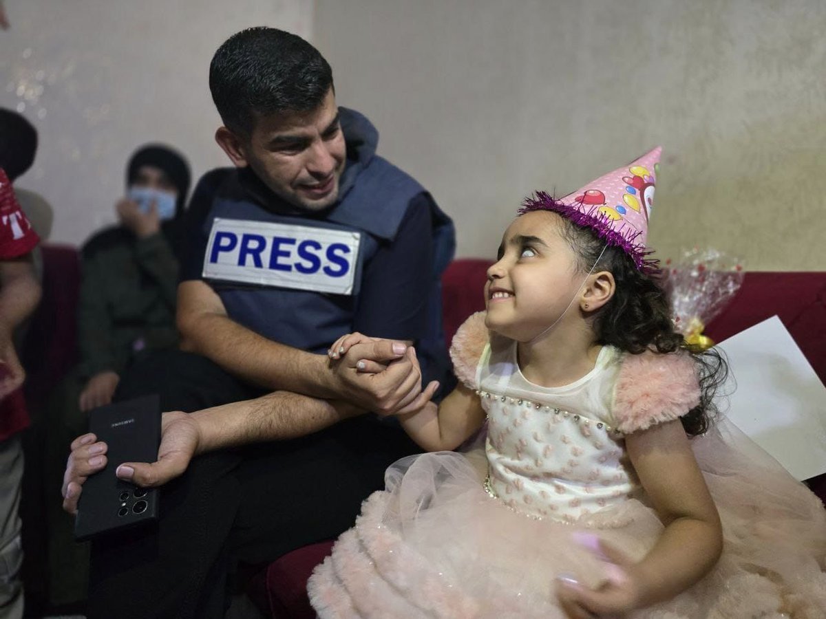 💔🇵🇸 A Palestinian girl celebrates her 5th birthday, days after her father was MURDERED BY ISRAEL IN GAZA.